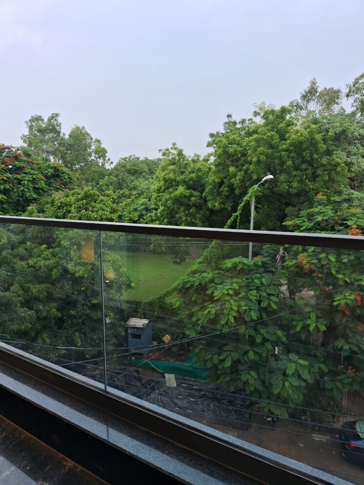 Balcony, sarvodaya enclave 3 Bedroom 215 Sq.Yd. Builder Floor In Sarvodaya Enclave Delhi 9233607