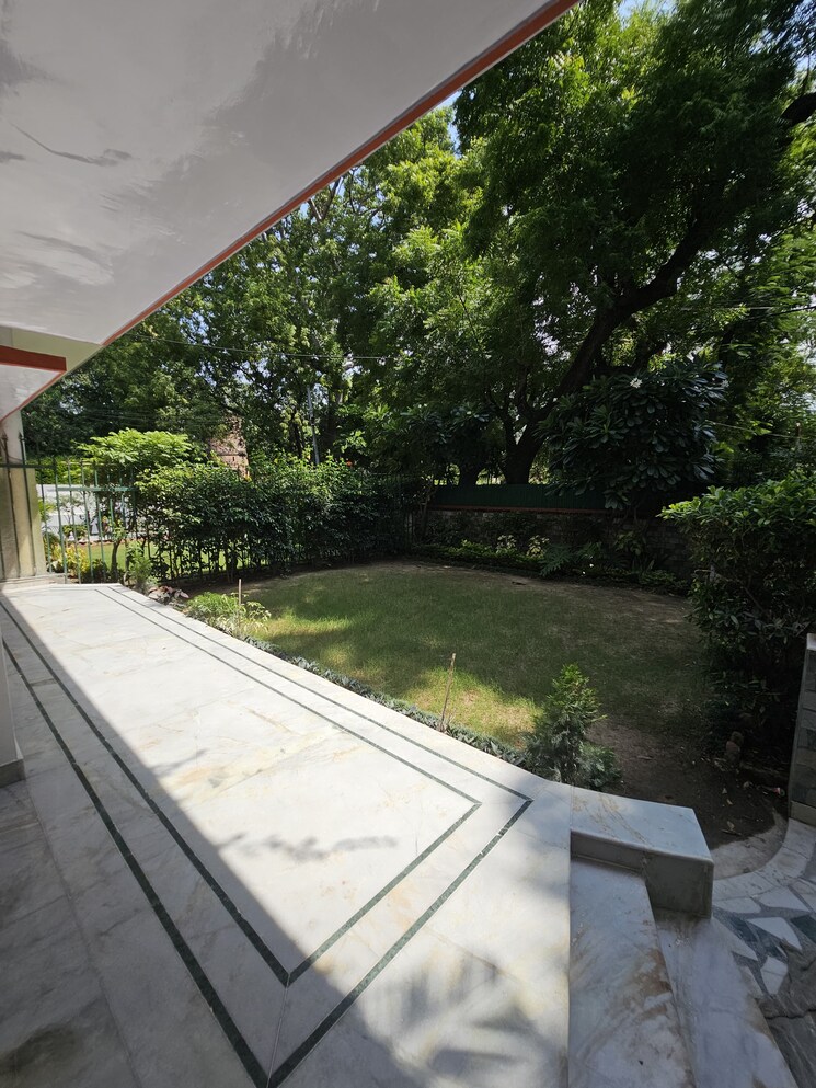 Balcony, hauz khas 3 Bedroom 800 Sq.Yd. Independent House In Hauz Khas Delhi 9233659