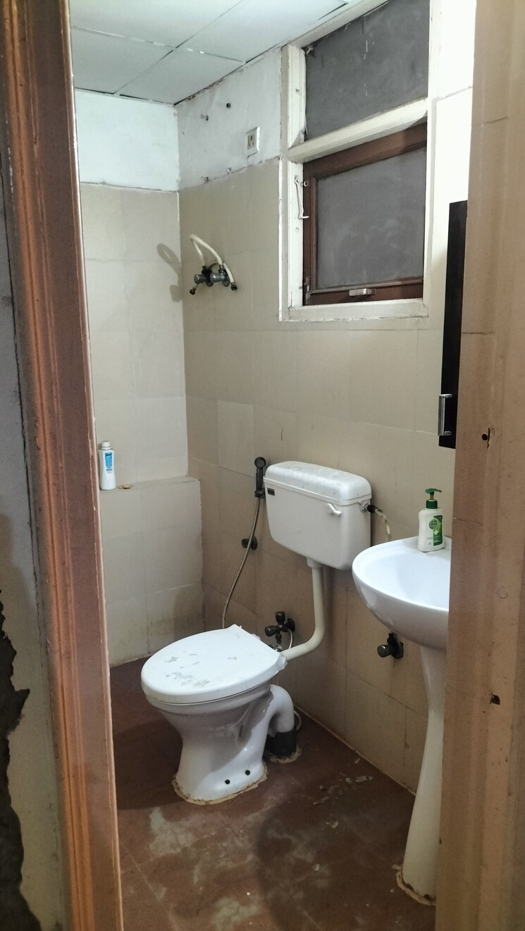Bathroom, srs-royal-hills 2 Bedroom 1025 Sq.Ft. Apartment In Sector 87 Faridabad 9233677