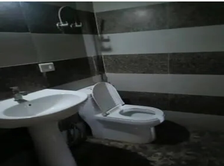 Bathroom, ansal-royal-heritage 2 Bedroom 1045 Sq.Ft. Apartment In Sector 70 Faridabad 9233681