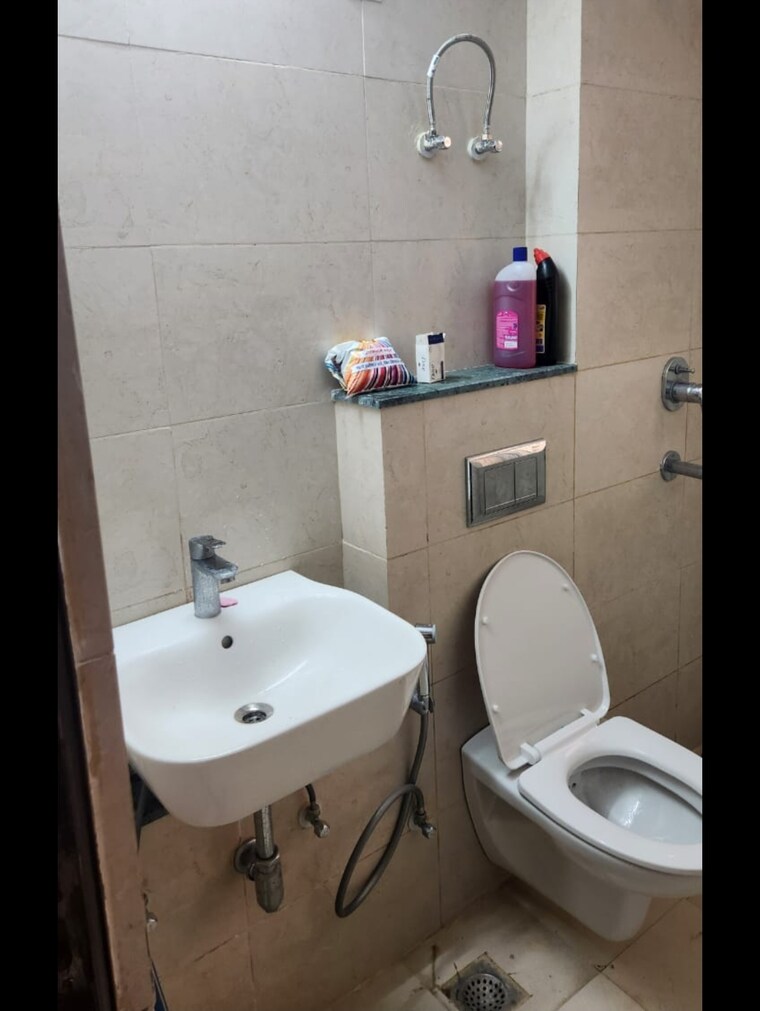 Bathroom, bptp-discovery-park 2 Bedroom 1120 Sq.Ft. Apartment In Sector 80 Faridabad 9233682