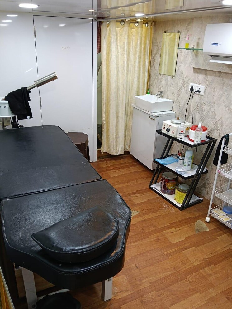 Team Area, darsshan-pride Commercial Shop 310 Sq.Ft. In Tardeo Mumbai 9233741