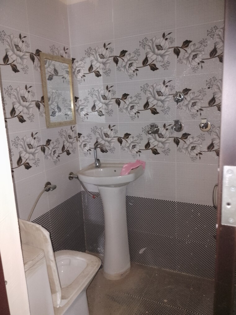 Bathroom, ludhiana chandigarh hwy 3 Bedroom 95 Sq.Yd. Independent House In LudhianA Chandigarh Hwy Mohali 9233983