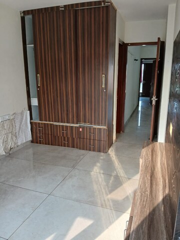 Room in 3 BHK Builder Floor at Sector 38 – for Rent