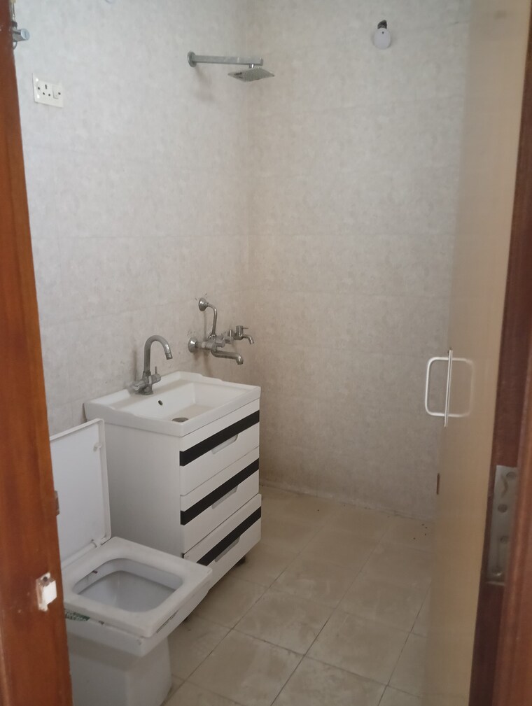 Bathroom, sector 31 3 Bedroom 252 Sq.Yd. Builder Floor In Sector 31 Faridabad 9234210
