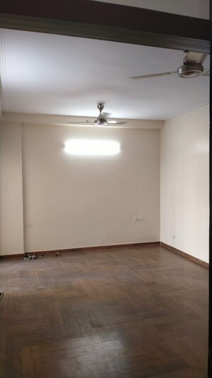 Room in 3 BHK Apartment at Amrapali Platinum, Sector 119 – for Sale