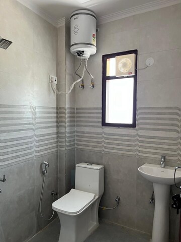 Bathroom in 1 RK Builder Floor at Vipul World Plots, Sector 48 – for Rent