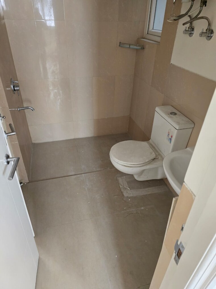 Bathroom, emaar-emerald-floors-premier 4 Bedroom 1925 Sq.Ft. Apartment In Sector 65 Gurgaon 9234570