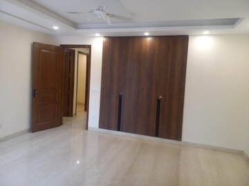 Room in 4 BHK Apartment at Greater Kailash I – for Rent
