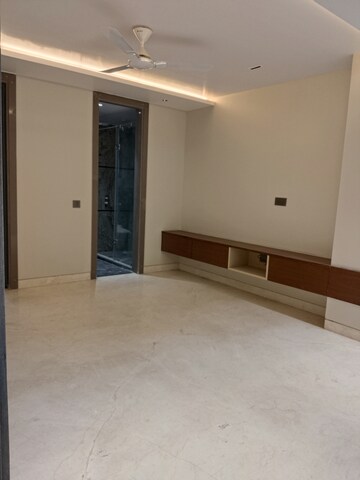 Room in 4 BHK Apartment at Navjeevan Vihar – for Sale