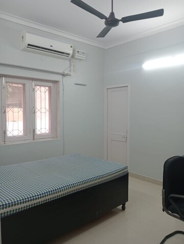 Building Lobby in 1.5 BHK Apartment at Arun Vihar Sector 37, Sector 37 – for Rent