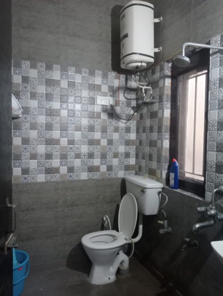 Bathroom, arun-vihar-sector-37 1.5 Bedroom 550 Sq.Ft. Apartment In Sector 37 Noida 9234912