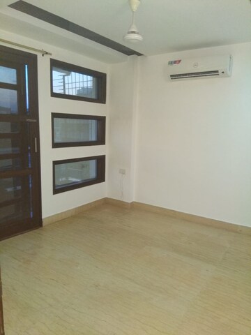Room in 3 BHK Apartment at Kailash Colony – for Rent