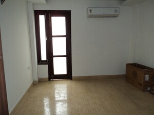 Room in 3 BHK Apartment at Kailash Colony – for Rent