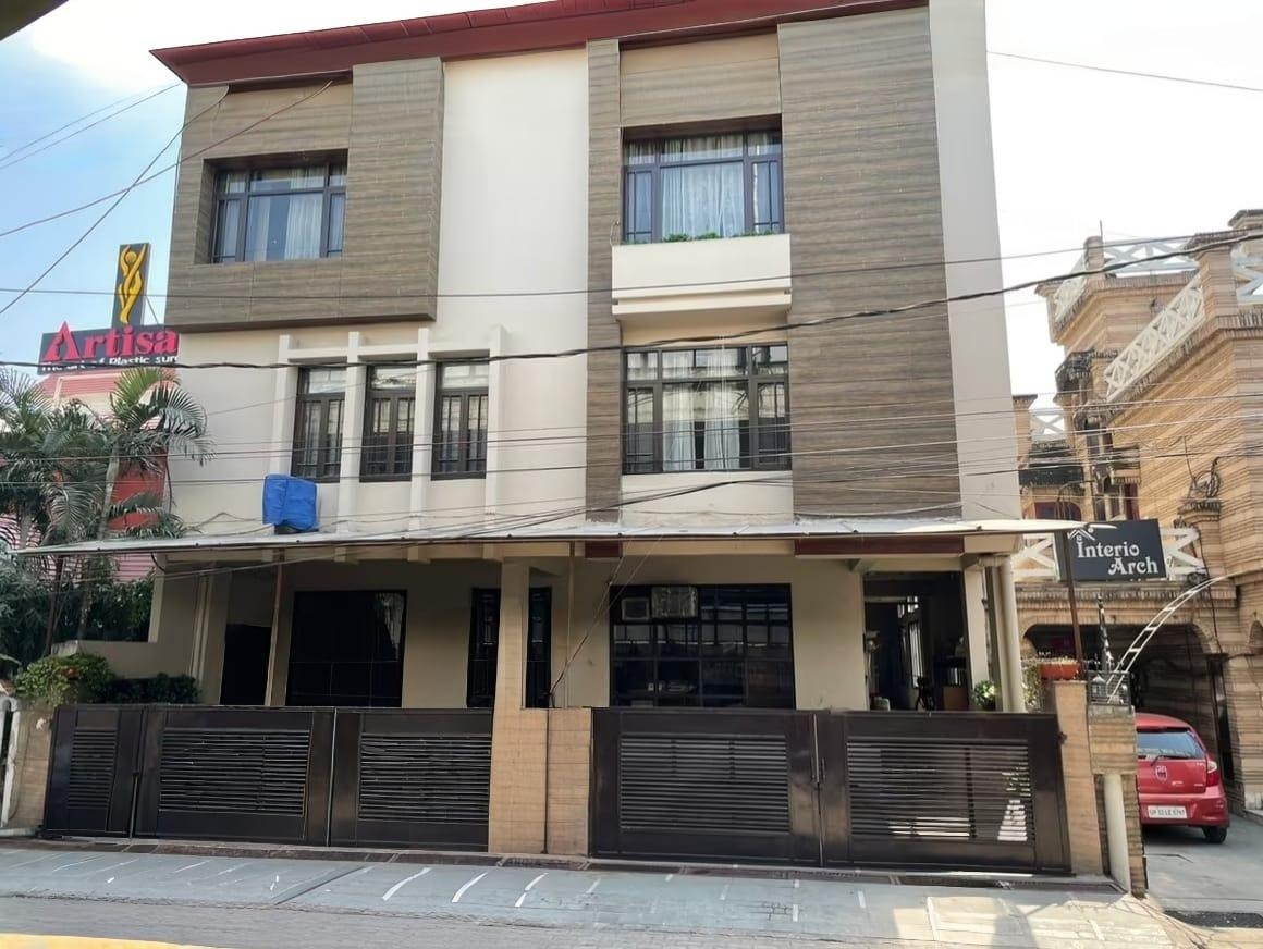 6 BHK + Servant Room Villa For Sale in Gomti Nagar