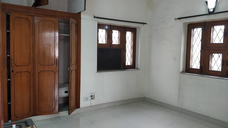 Room, sector 30 2 Bedroom 200 Sq.Yd. Independent House In Sector 30 Noida 9235133