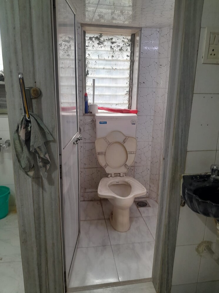 Bathroom, ram-niketan-chs 1.5 Bedroom 700 Sq.Ft. Apartment In Andheri East Mumbai 9235156