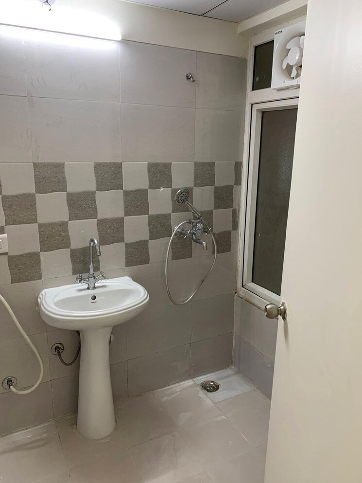 Bathroom, mahagun-mywoods 3 Bedroom 1370 Sq.Ft. Apartment In Sector 16c Greater Noida Greater Noida 9235361
