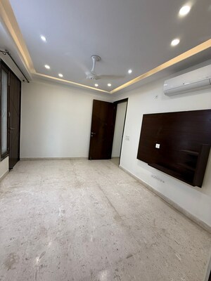 Room in 3 BHK Builder Floor at Uppal Southend, Sector 49 – for Rent