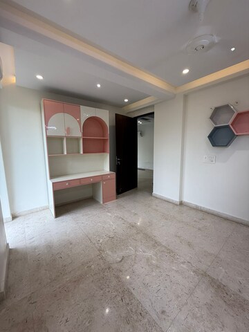 Room in 3 BHK Builder Floor at Uppal Southend, Sector 49 – for Rent