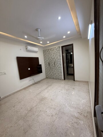 Room in 3 BHK Builder Floor at Uppal Southend, Sector 49 – for Rent