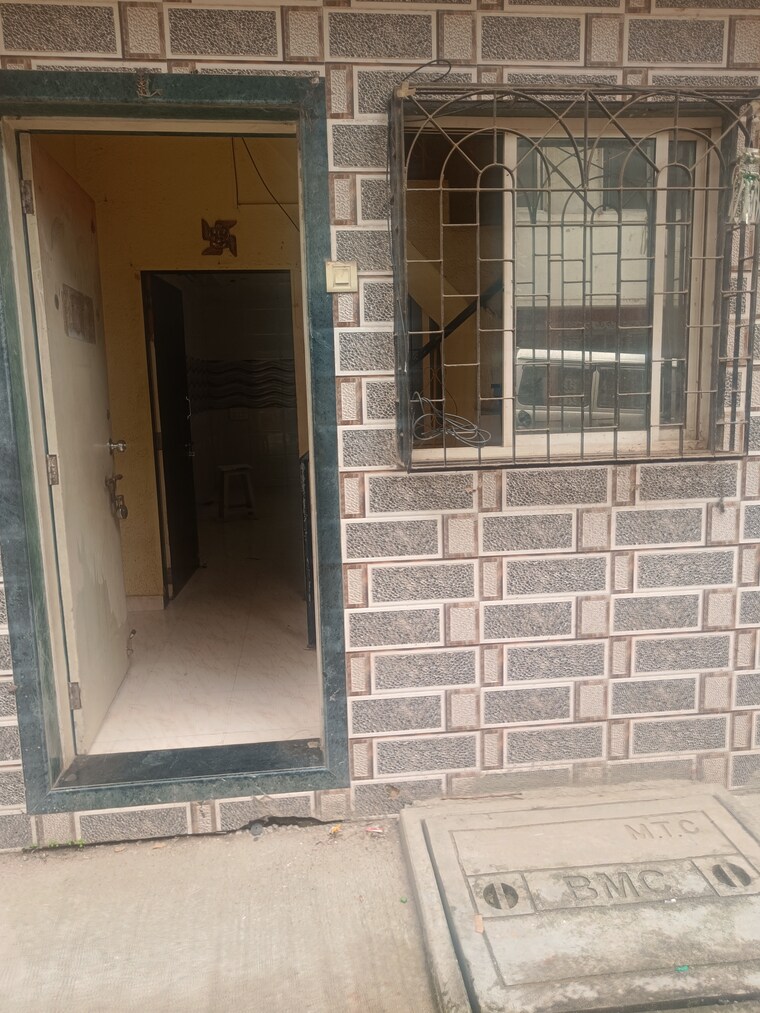 Balcony, ekta-nagar-chs Commercial Office Space 800 Sq.Ft. In Kandivali West Mumbai 9235422