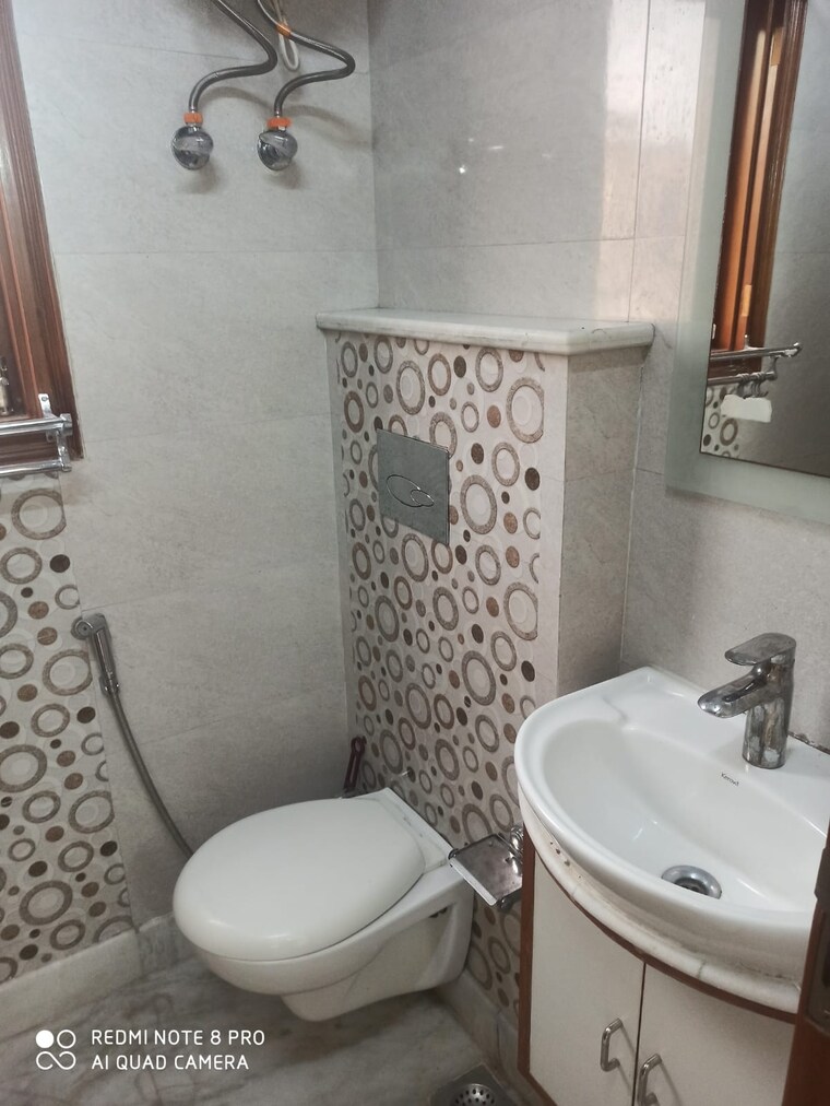 Bathroom, lajpat nagar 2 Bedroom 100 Sq.Yd. Builder Floor In Lajpat Nagar Delhi 9235495