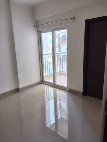 Room in 3 BHK Apartment at Amrapali Tropical Garden, Tech Zone 4 Greater Noida – for Rent