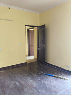 Room in 2 BHK Apartment at Gardenia Golf City, Sector 75 – for Rent