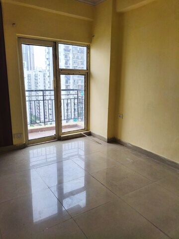 Room in 2 BHK Apartment at Gardenia Golf City, Sector 75 – for Rent