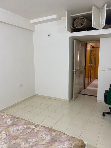 Room in 4 BHK Apartment at Bodakdev – for Rent