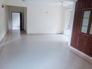 Room in 3.5 BHK Apartment at Orchid Petals, Sector 49 – for Rent