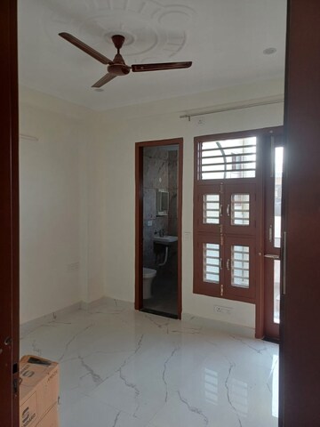 Room in 2 BHK Builder Floor at Satyam Plaza, Sector 15 – for Rent