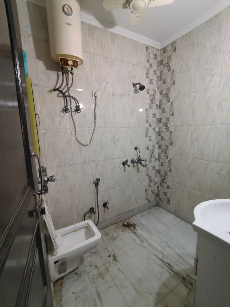Bathroom, as-tower 3 Bedroom 1500 Sq.Ft. Builder Floor In Sector 45 Gurgaon 9235804