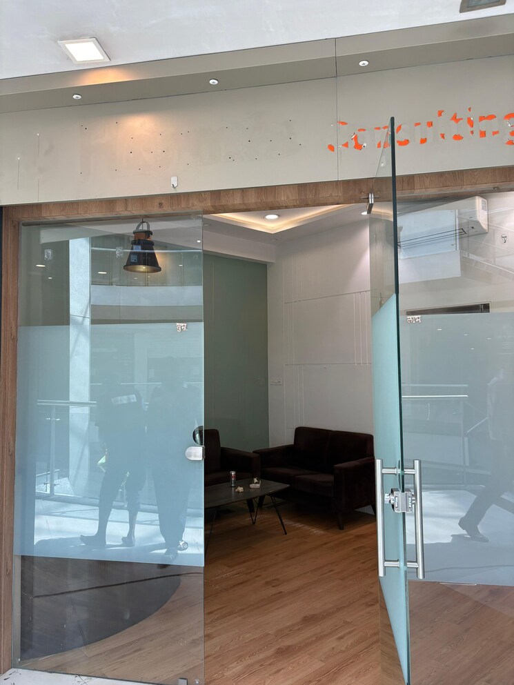 Team Area, express-zone Commercial Office Space 550 Sq.Ft. In Malad East Mumbai 9235936