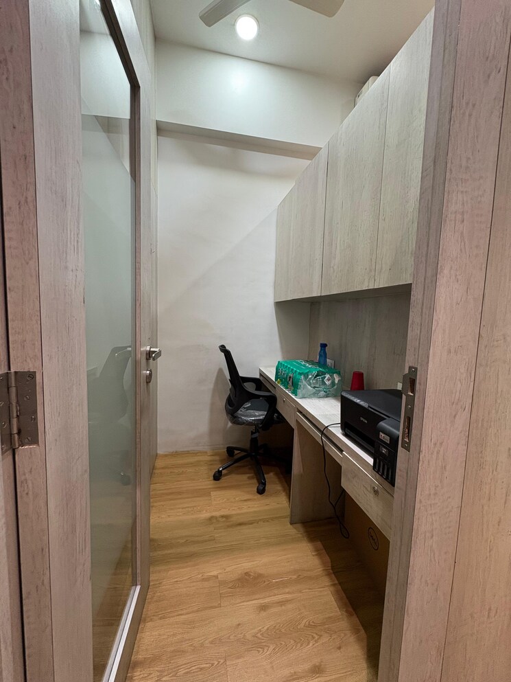 Balcony, express-zone Commercial Office Space 550 Sq.Ft. In Malad East Mumbai 9235936