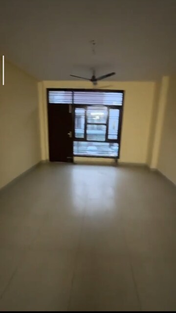 Room in 4 BHK Apartment at Wave City, Wave City – for Rent