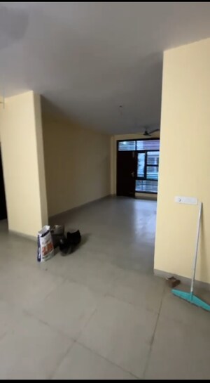 Room in 4 BHK Apartment at Wave City, Wave City – for Rent