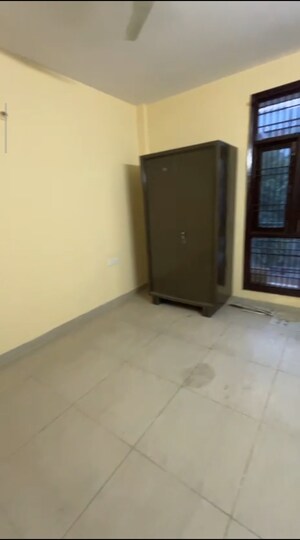 Room in 4 BHK Apartment at Wave City, Wave City – for Rent