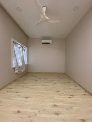 Room in 5 BHK Apartment at Sindh Society, Aundh – for Rent