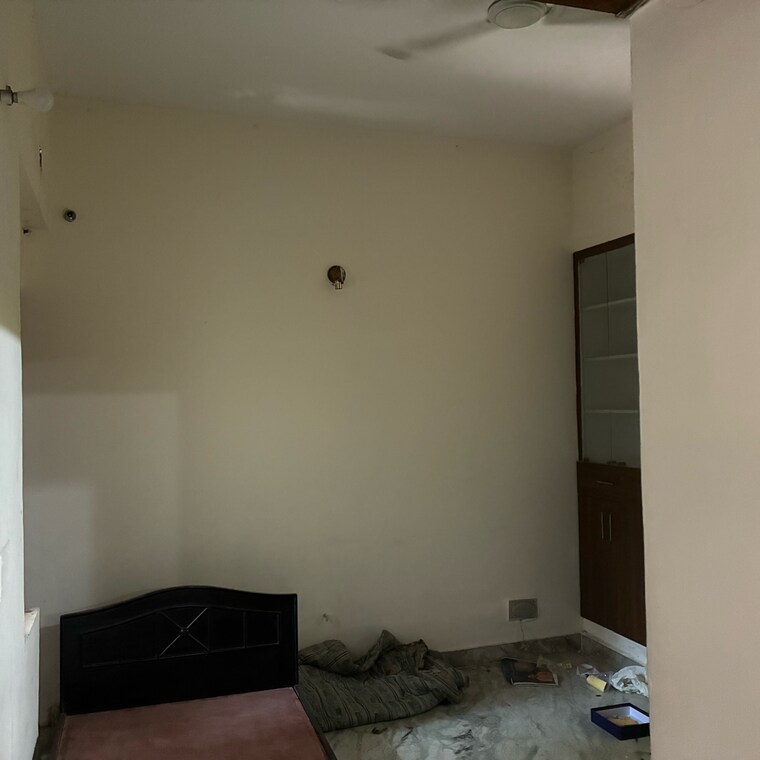 Room, jaipuria-plaza 3 Bedroom 205 Sq.Mt. Independent House In Sector 26 Noida 9236532