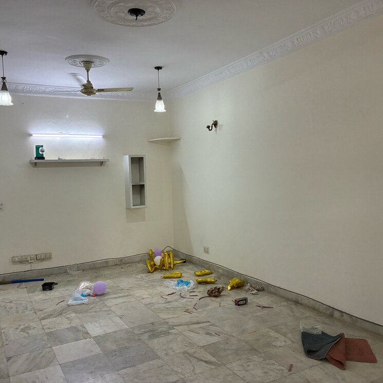 Room, jaipuria-plaza 3 Bedroom 205 Sq.Mt. Independent House In Sector 26 Noida 9236532