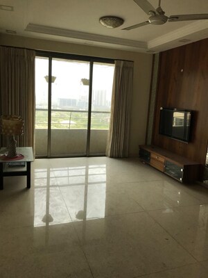 Room in 2.5 BHK Apartment at Oberoi Realty Splendor, Andheri East – for Rent