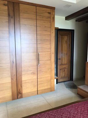 Room in 2.5 BHK Apartment at Oberoi Realty Splendor, Andheri East – for Rent