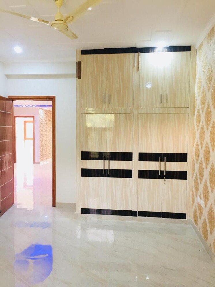 Room, uppal-southend 3 Bedroom 2000 Sq.Ft. Builder Floor In Sector 49 Gurgaon 9236566