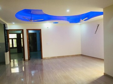 Room in 3 BHK Builder Floor at Uppal Southend, Sector 49 – for Rent