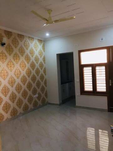 Room in 3 BHK Builder Floor at Uppal Southend, Sector 49 – for Rent