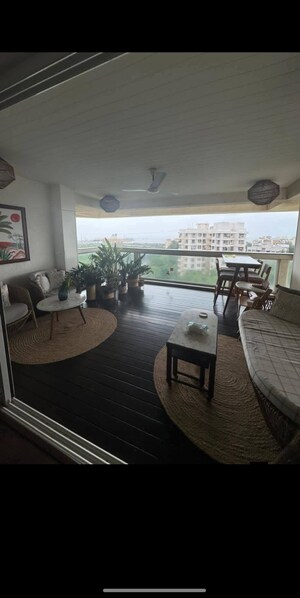 Team Area in 4 BHK Apartment at Mannat Building, Andheri West – for Rent