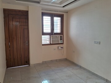 Room in 3 BHK Builder Floor at Vipul World Floors, Sector 48 – for Rent
