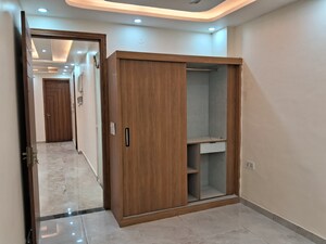 Room in 3 BHK Builder Floor at Vipul World Floors, Sector 48 – for Rent